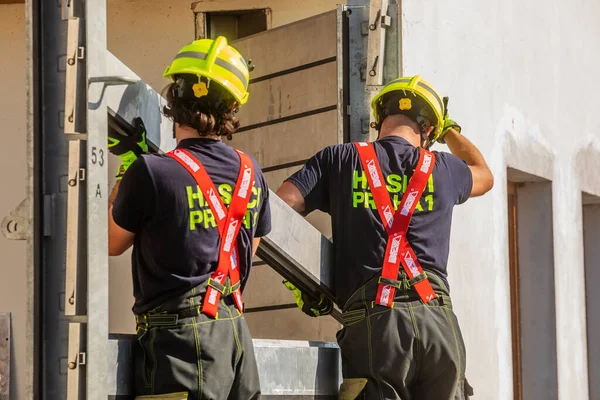 Trabajadores Construcción Instalando Muro Praga —  Fotos de Stock