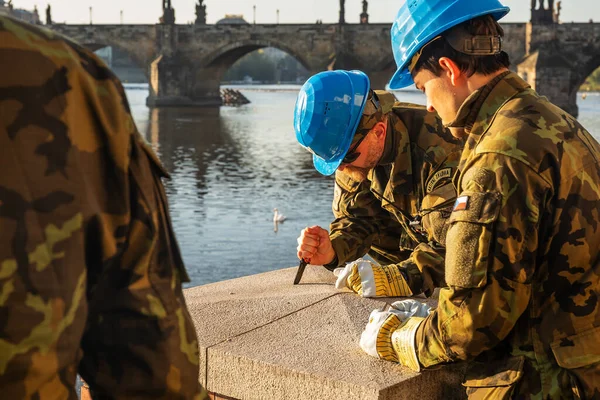 Bauarbeiter Bei Der Errichtung Einer Mauer Prag — Stockfoto