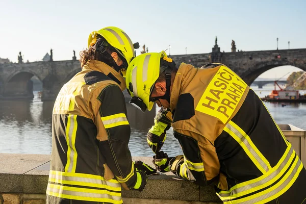 Trabajadores Construcción Instalando Muro Praga —  Fotos de Stock