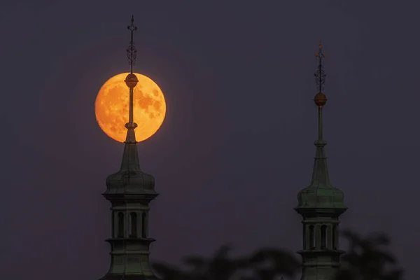 Super Lua Cheia Logo Após Ascensão Atrás Torre Igreja — Fotografia de Stock