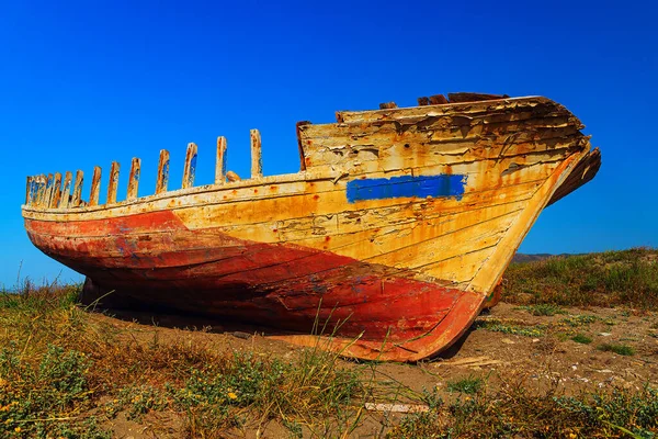 Rybářská Loď Vrak Přední Pohled Kýl Stojící Zemi Trávou — Stock fotografie