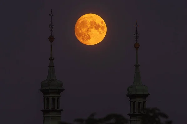 教会の2つの塔の間に現れた直後の超満月 — ストック写真