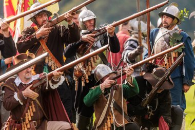 PRAG CZECH Cumhuriyet - 17 Eylül 2022: 30 Yıl Savaşları 'ndan halk için yapılan gösteriler.