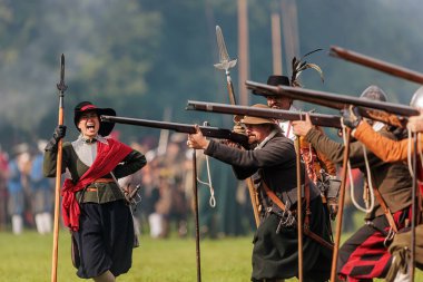 PRAG CZECH Cumhuriyet - 17 Eylül 2022: 30 Yıl Savaşları 'ndan halk için yapılan gösteriler.