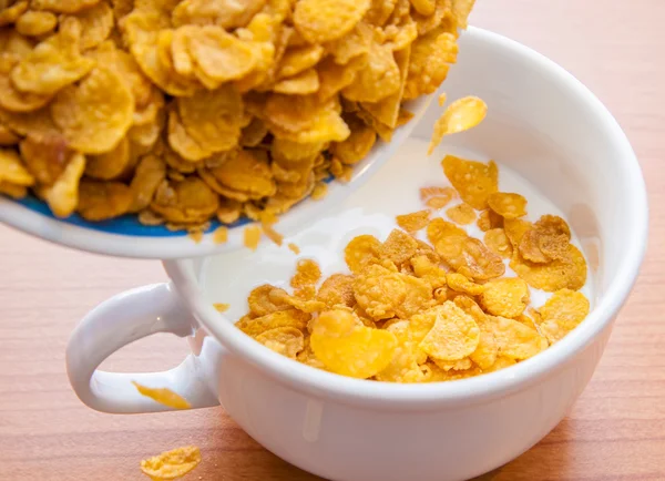 Breakfast cup of milk and corn flakes — Stock Photo, Image