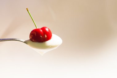 kaşık ile üst kiraz krem