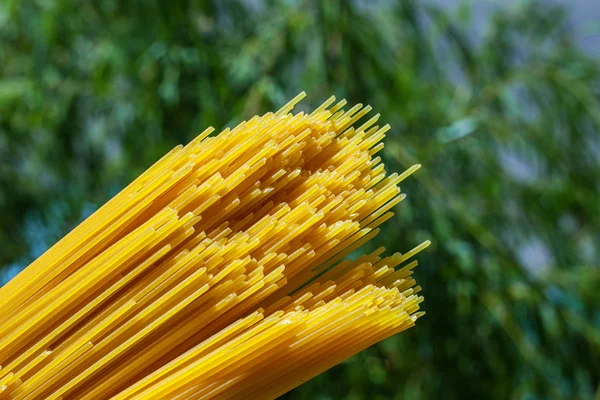 Pasta på en grön bakgrund — Stockfoto