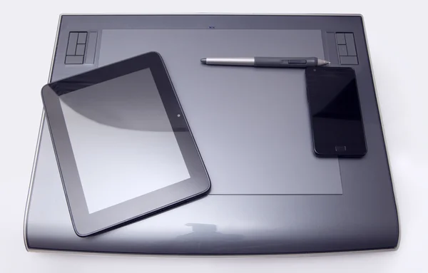 Biuro - tablet graficzny tablet, smartphone — Zdjęcie stockowe