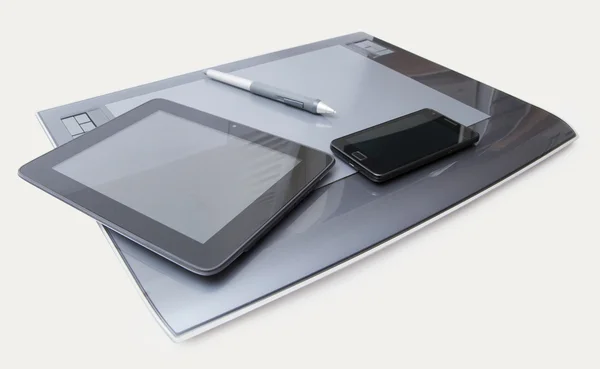 Biuro - tablet graficzny tablet, smartphone — Zdjęcie stockowe