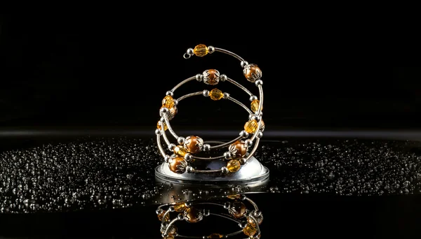Perhiasan gelang dengan amber dan manik-manik perak — Stok Foto