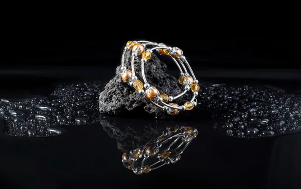 Perhiasan gelang dengan amber dan manik-manik perak — Stok Foto