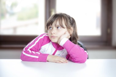 küçük, sıkılmış kızgın, üzgün