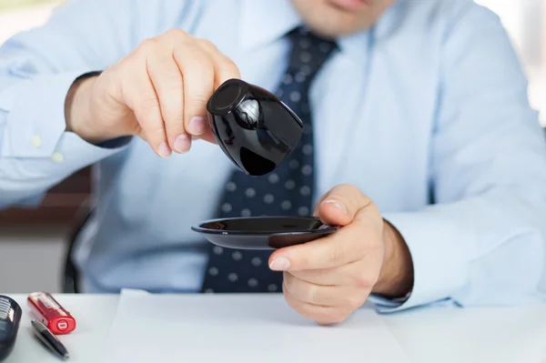 Mann in der Kaffeepause im Büro — Stockfoto