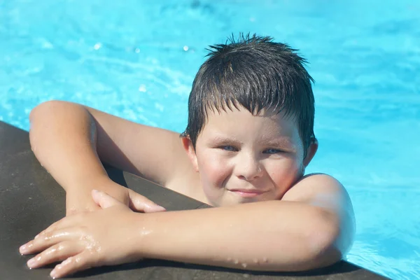 Niño y agua — Foto de Stock