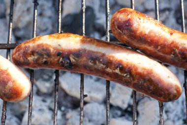 sosis mangal barbekü üzerinde