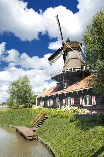 Casa mulino a vento tradizionale — Foto Stock