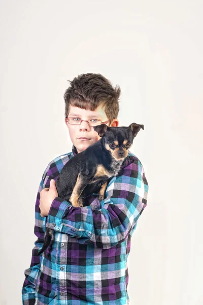 Menino com gatinho — Fotografia de Stock