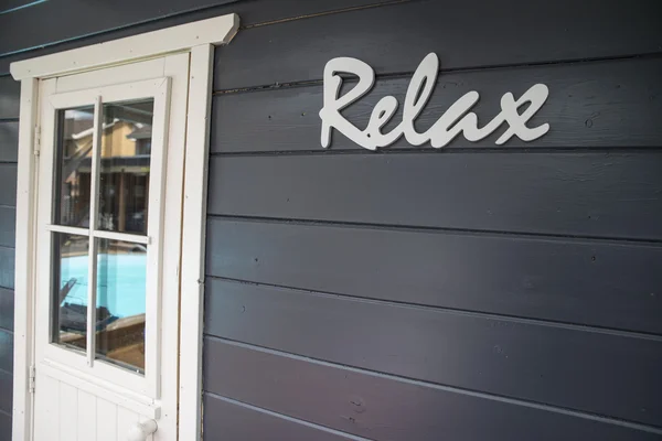Relax-Schild am Pool — Stockfoto