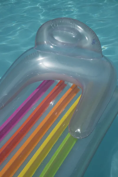 Colchón de aire flotando en la piscina —  Fotos de Stock