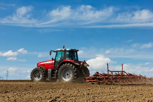 Tracteur et charrue — Photo