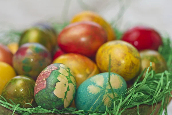 Œufs de Pâques en différentes couleurs — Photo