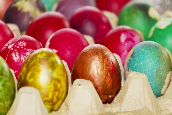Пасхальные яйца различных цветов — стоковое фото