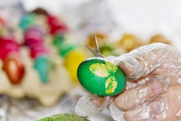 Ostereier in verschiedenen Farben — Stockfoto