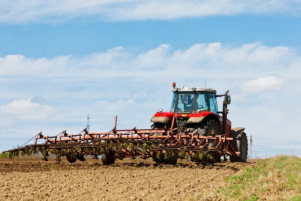 Landbouwer ploegt het veld — Stockfoto