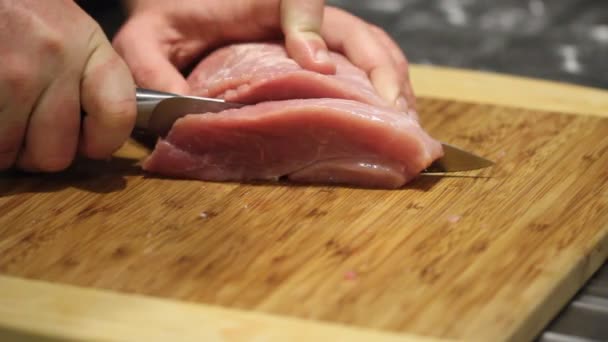 Kawałek surowego mięsa na pokładzie — Wideo stockowe