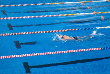 Yüzme Havuzu. havuz mavi saf su