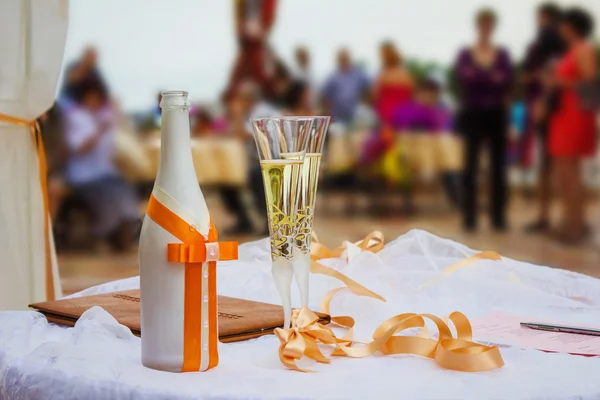 Wedding Champagne glasses at outdoor wedding. Champagne glasses for a wedding. — Stock Photo, Image