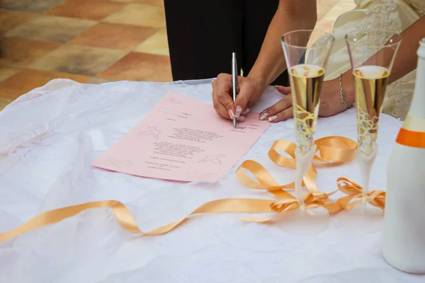 Copos de champanhe de casamento no casamento ao ar livre. Copos de champanhe de um casamento . — Fotografia de Stock