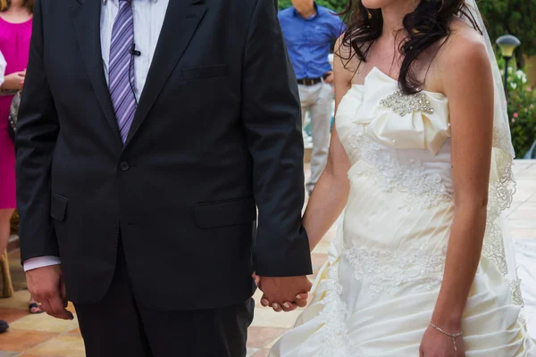 Bride and groom on their wedding day — Stock Photo, Image