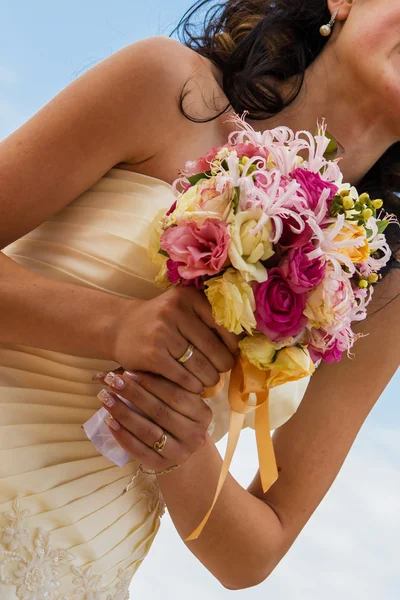 Noiva e bouquet. Buquê de casamento. Buquê nas mãos da noiva. Noiva segurando um buquê de casamento . — Fotografia de Stock