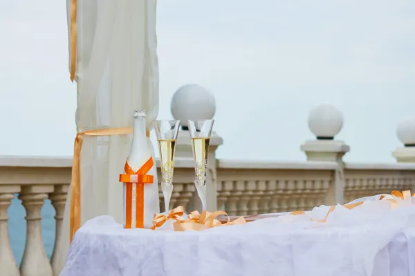 Champagneglazen op outdoor bruiloft champagne glazen voor een bruiloft bruiloft — Stockfoto