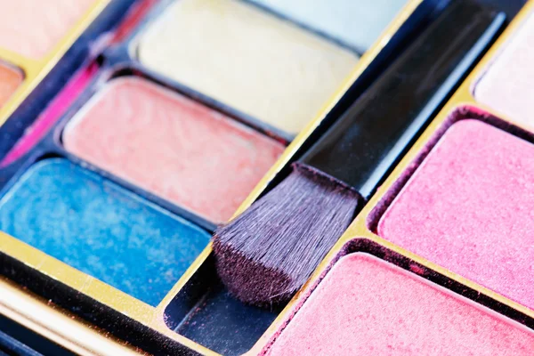 Ombres à paupières multicolores et pinceau cosmétique — Photo