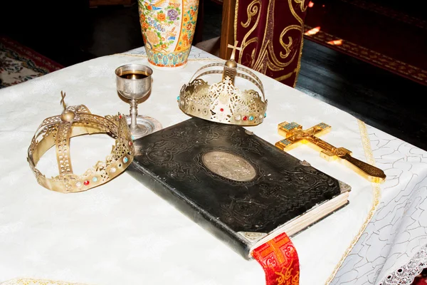 Antigua biblia santa sobre altar viejo . — Foto de Stock