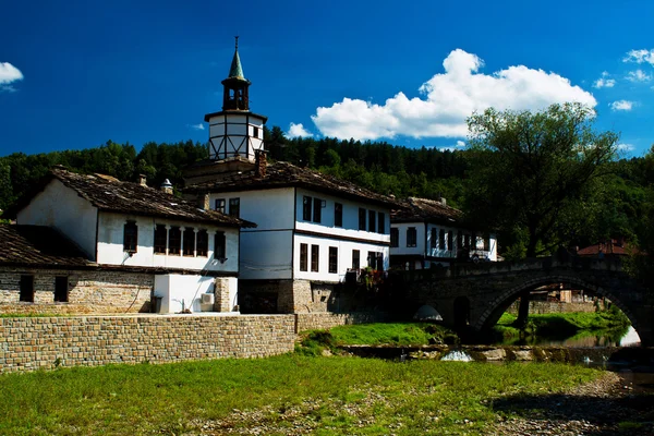 Bulgaristan 'ın Tryavna kentindeki eski köprü ve ev.