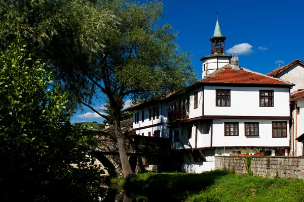 Pod vechi și casă în Tryavna, Bulgaria . — Fotografie, imagine de stoc