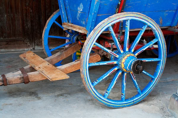 Wagen-wiel. Close-up van een antieke wagen-wiel gevestigd in een Fort. — Stockfoto