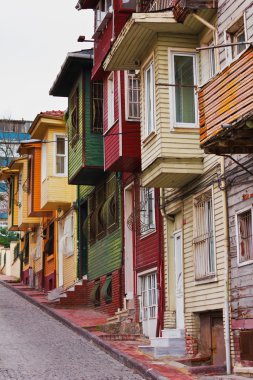 renkli sokak sahnesi çok dar bir ev yaptım. tarihi evler İstanbul, fatich.