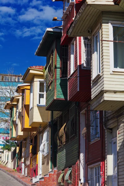 Colorida escena callejera con casa muy estrecha pintada. Casas históricas en Estambul, Fatich . Imágenes de stock libres de derechos