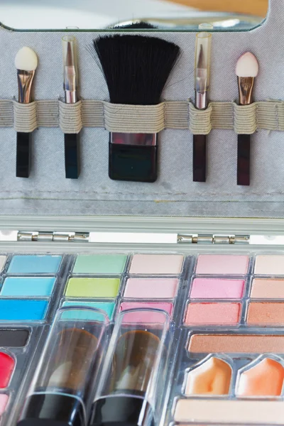 Ombres à paupières multicolores avec pinceau cosmétique. Fard à paupières maquillage — Photo