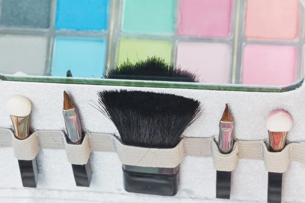 Ombre multicolori con pennello cosmetico. Trucco ombretto — Foto Stock