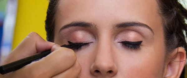 A young beautiful woman having her eye makeup done. Makeup artis — Stock Photo, Image