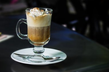 kawa - latte w szklance z kremem