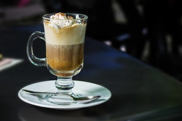 kawa - latte w szklance z kremem