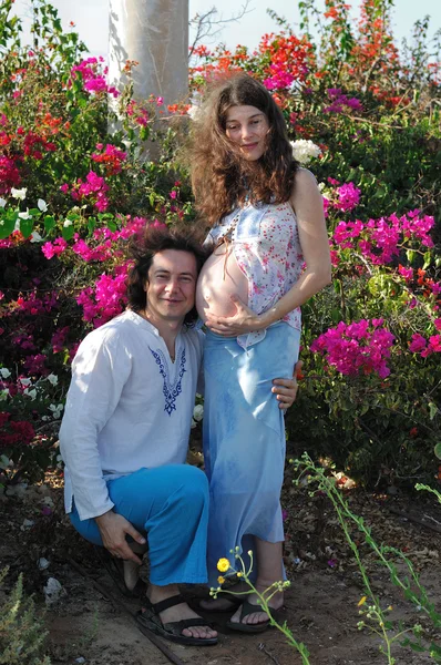 Ung glad gravid kvinna & maken — Stockfoto