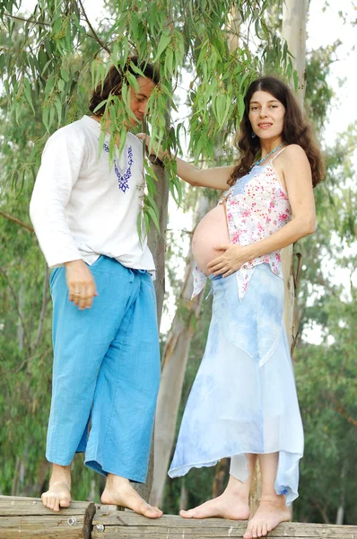 Giovane donna incinta felice e suo marito — Foto Stock
