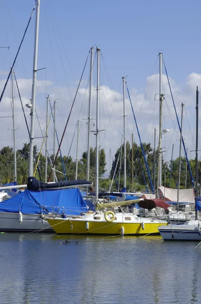 Gul yacht i marine — Stockfoto